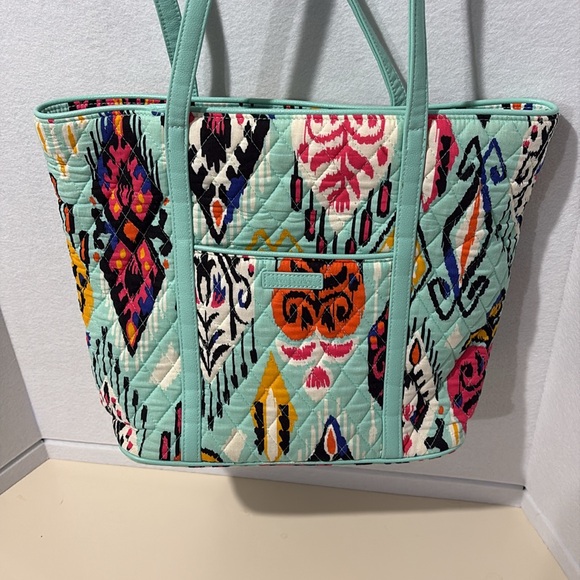 Vera Bradley Handbags - Vera Bradley Tote Zipper Closure
